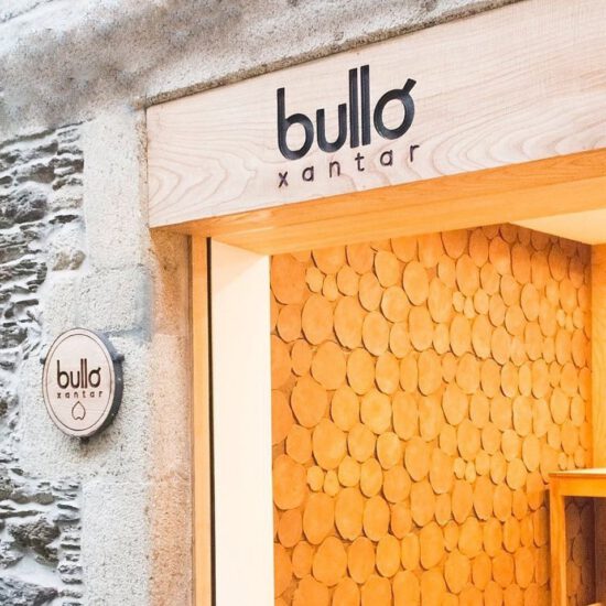 Entrada del restaurante Bulló Xantar con decoración de madera en la pared