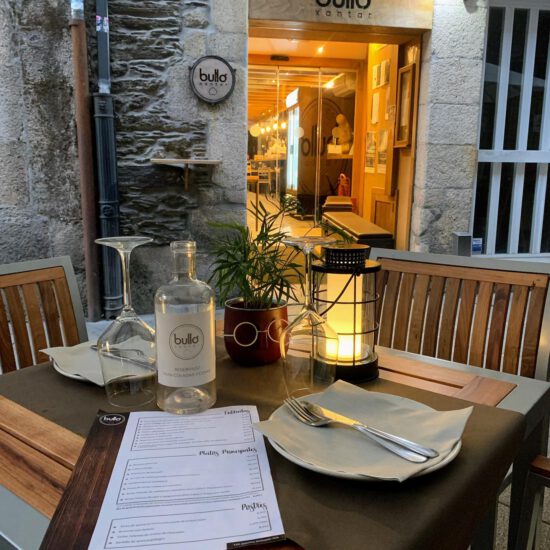 Mesa al aire libre en restaurante con menú y decoración moderna